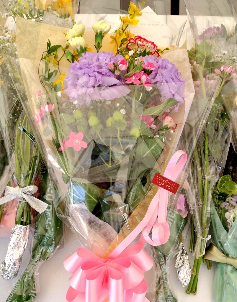阪神競馬場にもうけられた藤岡康太騎手の献花台と記帳台。朝からたくさんの人が訪れていました。心ばかりですが康太騎手が好きだったももクロの色の花たちを佐々木彩夏ちゃん色のピンクのリボンで結んだ花束とともに、御礼とお疲れ様を伝えてきました。