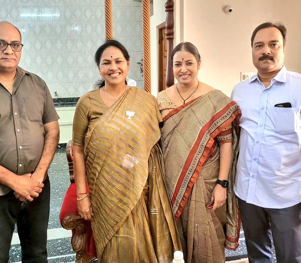 Conveyed Best Wishes to Bengaluru North Lok Sabha BJP Candidate Shobha Karandlaje @ShobhaBJP Ji for #LokSabaElection2024. Also met Senior Leader @drashwathcn Ji, campaigning with Shobhakka.
Jai BJP, Jai Modi Ji.
#AbkiBaar400Paar #ModiMattomme #ModiAgainIn2024 @narendramodi