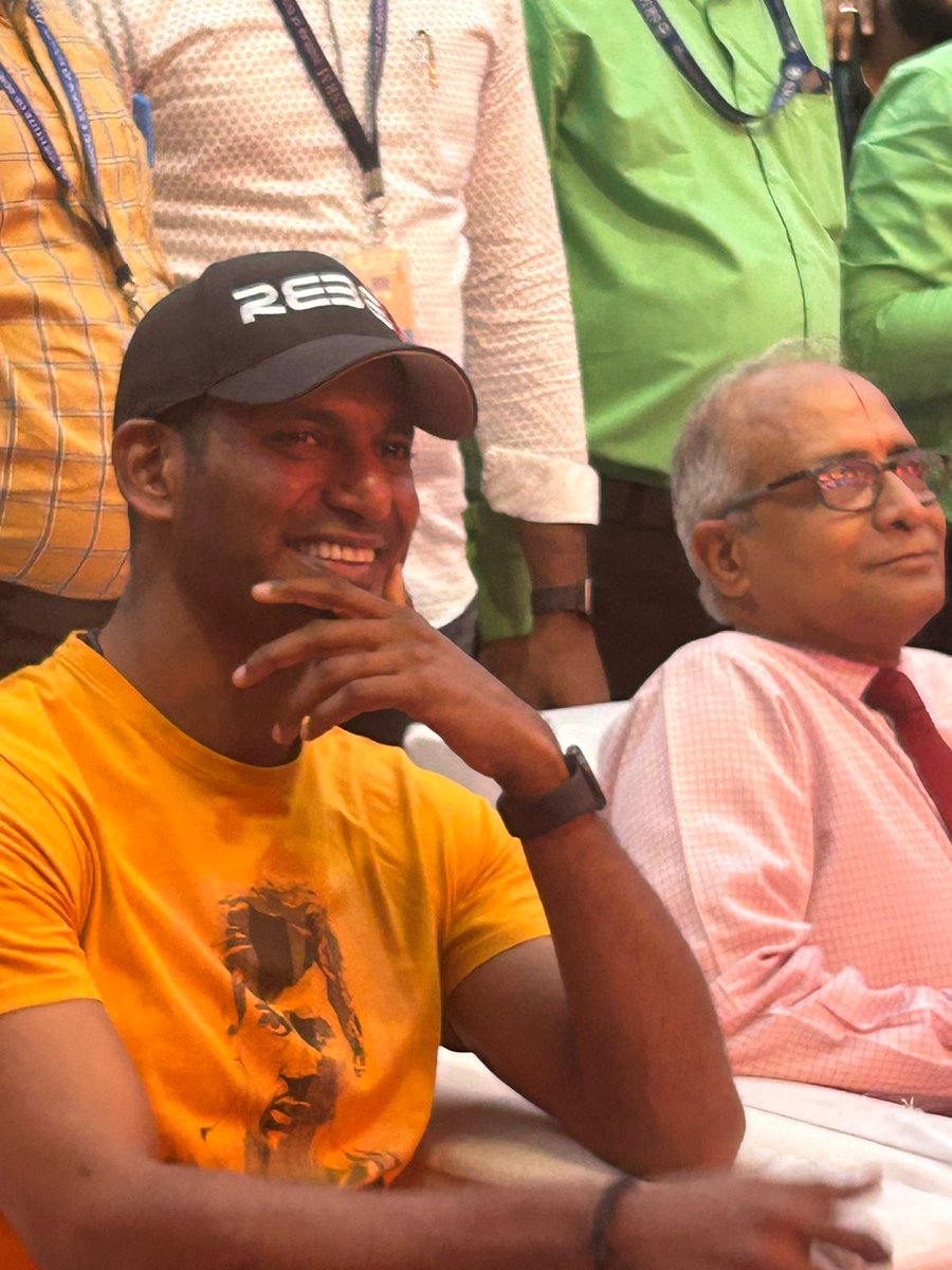 Puratchi Thalapathy @VishalKOfficial at the SRM College in Chennai for the promotions of #Rathnam 🔥 A film by #Hari, in theatres on April 26th! A @ThisisDSP musical. @stonebenchers @ZeeStudiosSouth @priya_Bshankar @mynnasukumar #TSJay @dhilipaction @PeterHeinOffl