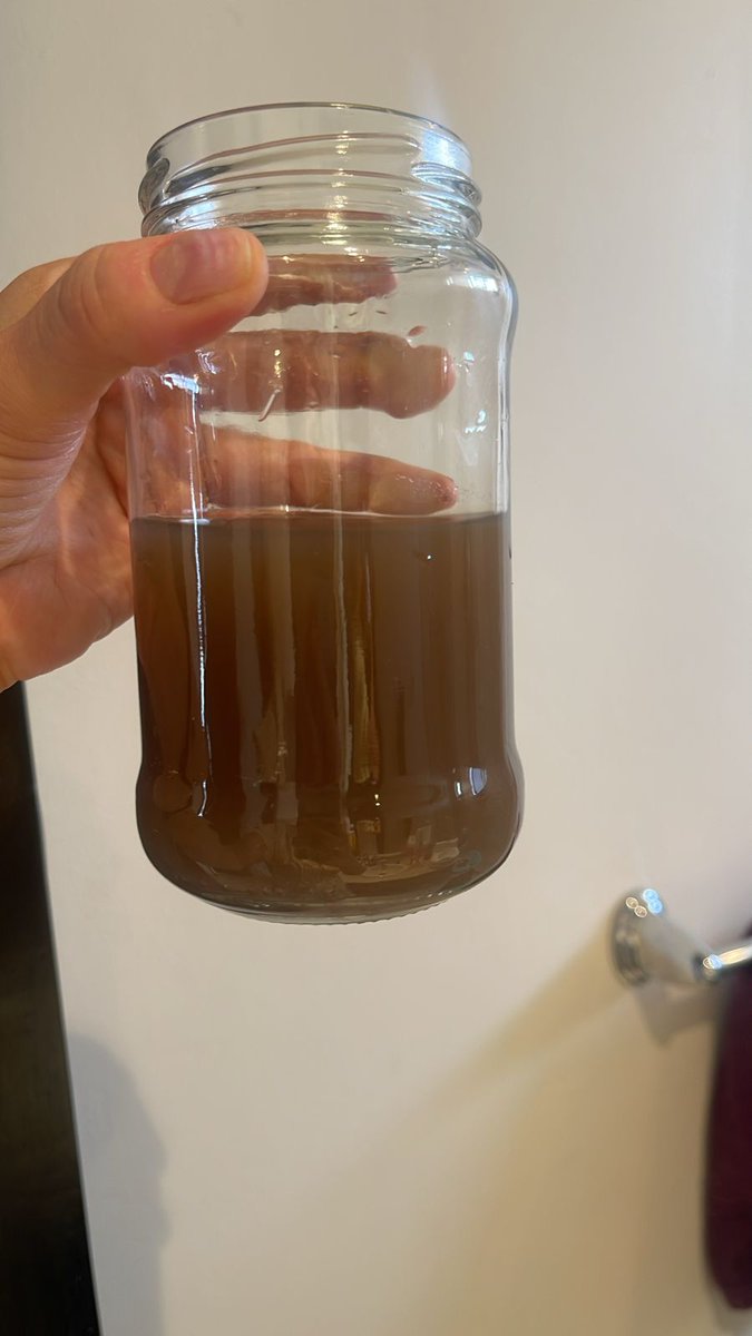 arturoangel20's tweet photo. Una amiga en la colonia Nápoles me manda imágenes y videos de como ha salido hoy sábado el agua en su casa.

En la tarde estaba mal. Hacia la noche está aún peor.

¿Ya hay respuestas y solución? https://t.co/eJCLxnFaKS