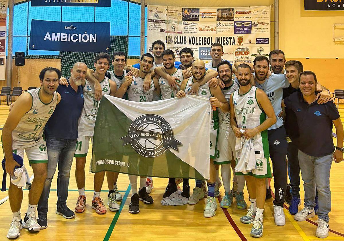 cbislascanarias's tweet photo. Felicitación merecida - Carlos J. Sánchez, un tipo que respira basket, estaba narrando el SPAR - Araski. Y le salta el wassap versión paleolítico. “¡Qué se ha salvado el Valsequillo!” .  Ahi se vino arriba. Muchas emociones de sábado noche en el Arena. Felicidades, Roque Grande. https://t.co/YmeUtr0Uhw