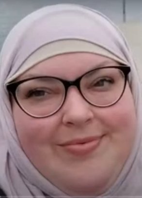 LMFAO 
She knows how insane the glasses look sitting on the cheeks, so now she's got them SMOOSHED up against the cheeks!?
The cheeks are SCREAMING from the other side of the glasses!!!!
This looks even more bizarre Flaps🤣
#FlapsMcNasty #FoodieBeauty #EverydayMariam
#SalahTwerks