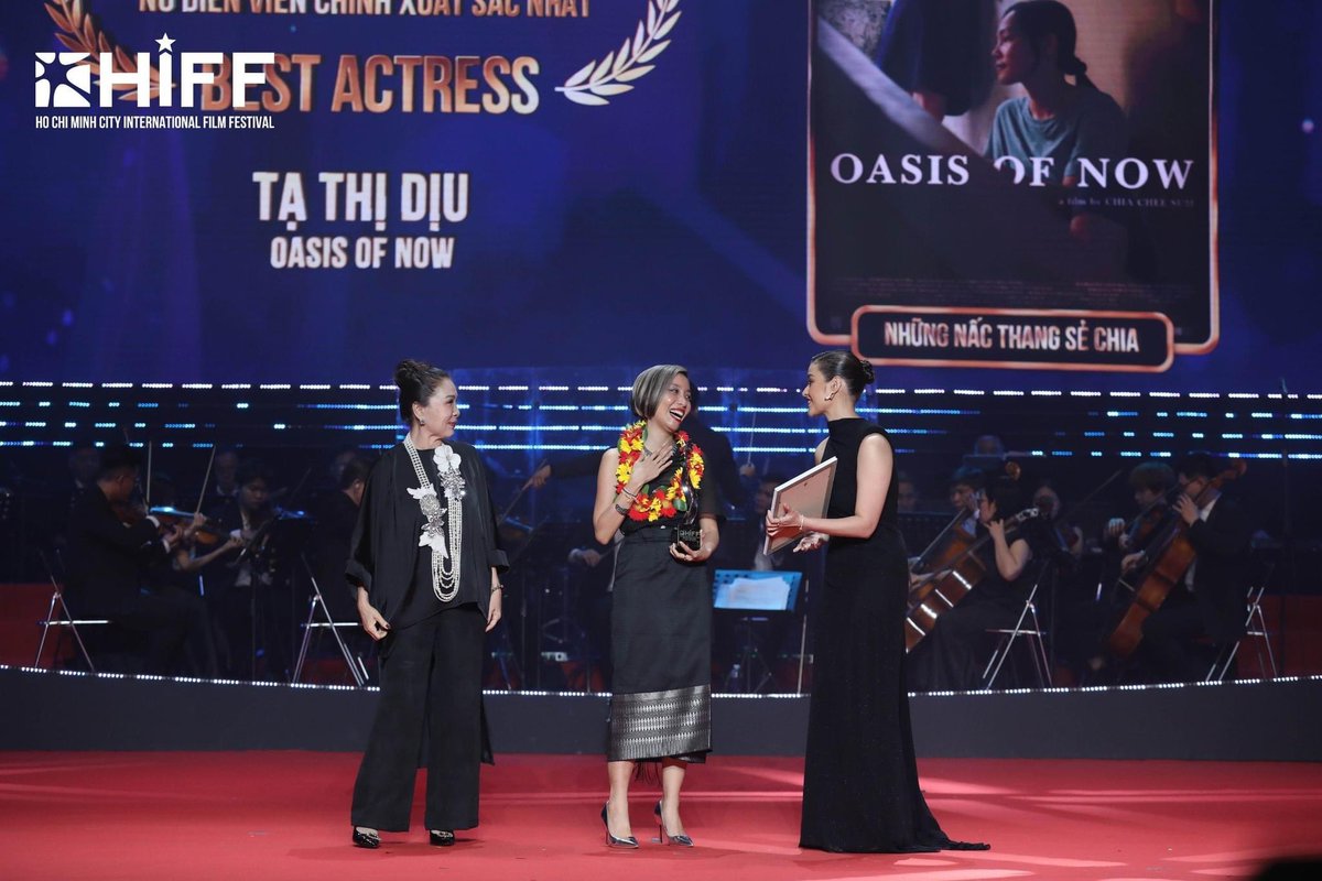 [04132024] Liza Soberano also presented the ‘BEST ACTRESS’ award at the first-ever Ho Chi Minh International Film Festival #HIFF2024 in Vietnam. 📸 HIFF #LizaSoberano @lizasoberano #LizQuen