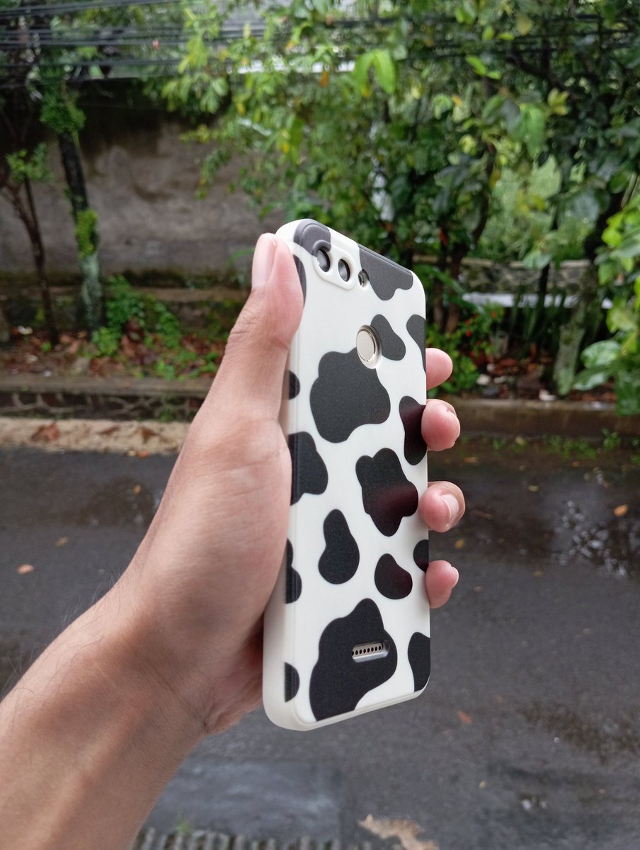 raindivaa's tweet image. Kok bisa sih, casing se lucu ini ada di Shopee? Walaupun harganya murah tapi kualitas nya oke. Bahan nya tebal dengan tekstur yang lembut, suka banget sama motifnya, rapih. Nge pas banget di hape. Ini casing sangat rekomen banget. 
Link Produk : shope.ee/ndd6l7Av
#casinghp