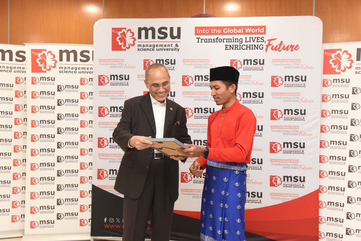 MohdShukriYajid's tweet photo. Delighted to meet our @YayasanMSU scholar Mohd Syahidan Alias @edansyah_ who shared his achievement for making history at the London Marathon and setting a new Guiness World Record for fastest marathoner in traditional Baju Melayu. Proud of you! @MSUmalaysia https://t.co/TZK1C5mdxQ