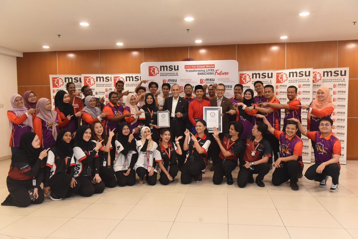 MohdShukriYajid's tweet photo. Delighted to meet our @YayasanMSU scholar Mohd Syahidan Alias @edansyah_ who shared his achievement for making history at the London Marathon and setting a new Guiness World Record for fastest marathoner in traditional Baju Melayu. Proud of you! @MSUmalaysia https://t.co/TZK1C5mdxQ