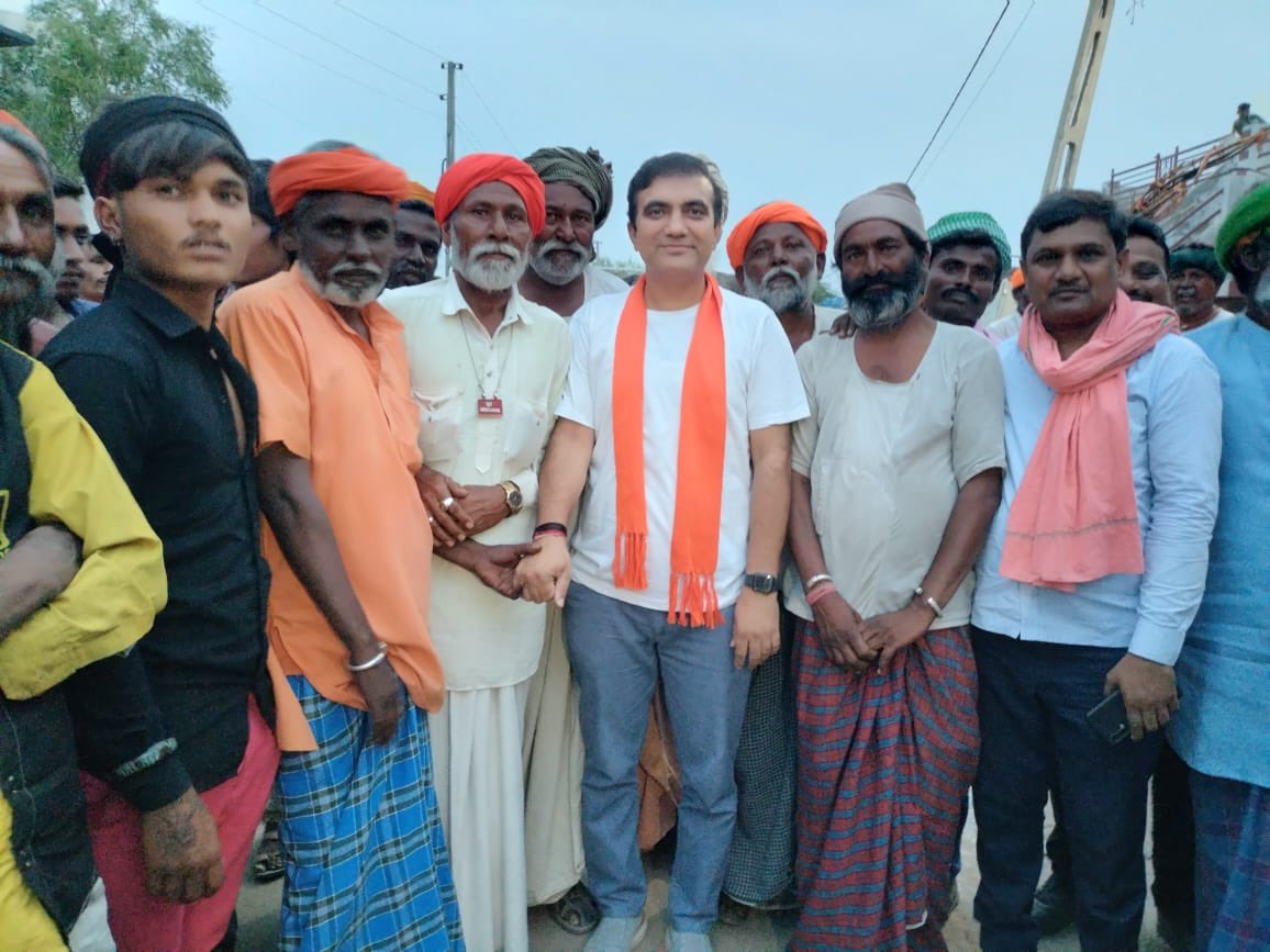 DrDevjiPatelBJP's tweet photo. મારા પરીવાર એવા વાદી વસાહત અમરગઢ માં "મોદી પરીવાર સભા" માં જવાનુ થયુ

આવા નાના વિચરતા અને અસ્થાયી સમુદાય ને ભારતીય જનતા પાર્ટી ની સરકારે પોતાનો પરીવાર માની એક જ જગ્યા એ પોતાના ઘર બનાવી ને વસવાટ કરાઈ ને કાયમી સ્થાયી કર્યા અને ઓળખ આપી https://t.co/Y9zU02A8HX