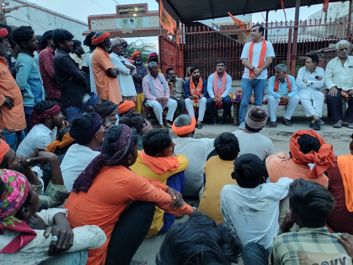 DrDevjiPatelBJP's tweet photo. મારા પરીવાર એવા વાદી વસાહત અમરગઢ માં "મોદી પરીવાર સભા" માં જવાનુ થયુ

આવા નાના વિચરતા અને અસ્થાયી સમુદાય ને ભારતીય જનતા પાર્ટી ની સરકારે પોતાનો પરીવાર માની એક જ જગ્યા એ પોતાના ઘર બનાવી ને વસવાટ કરાઈ ને કાયમી સ્થાયી કર્યા અને ઓળખ આપી https://t.co/Y9zU02A8HX