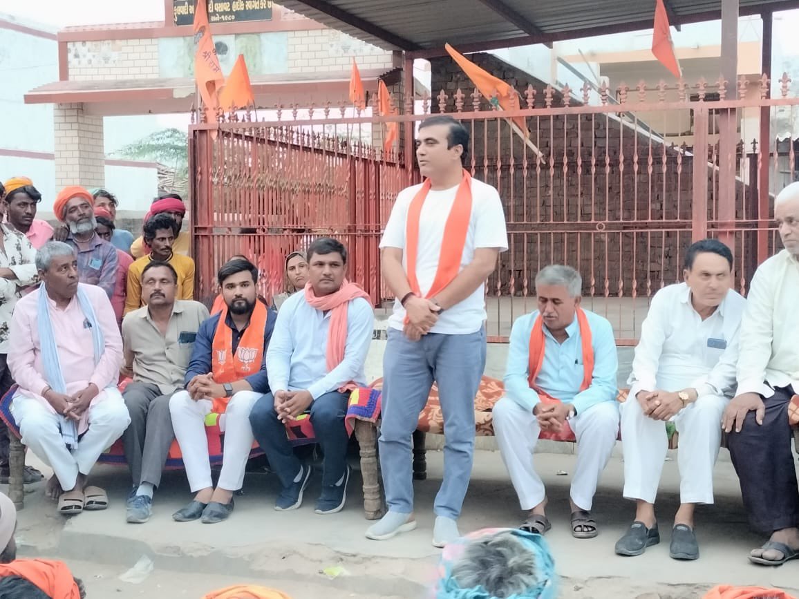 DrDevjiPatelBJP's tweet photo. મારા પરીવાર એવા વાદી વસાહત અમરગઢ માં "મોદી પરીવાર સભા" માં જવાનુ થયુ

આવા નાના વિચરતા અને અસ્થાયી સમુદાય ને ભારતીય જનતા પાર્ટી ની સરકારે પોતાનો પરીવાર માની એક જ જગ્યા એ પોતાના ઘર બનાવી ને વસવાટ કરાઈ ને કાયમી સ્થાયી કર્યા અને ઓળખ આપી https://t.co/Y9zU02A8HX
