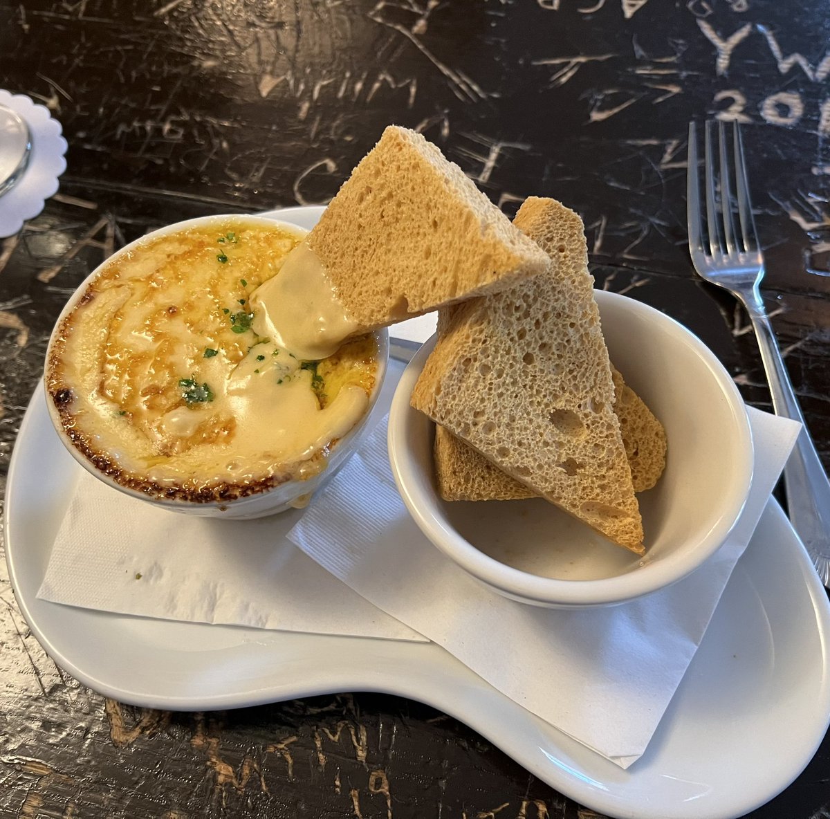 PeterSasaki's tweet photo. Comfort food. Welsh rarebit, chipotle bison burger, Côtes du Rhône. #morys #newhaven #connecticut #yale https://t.co/oJLak4AH5O