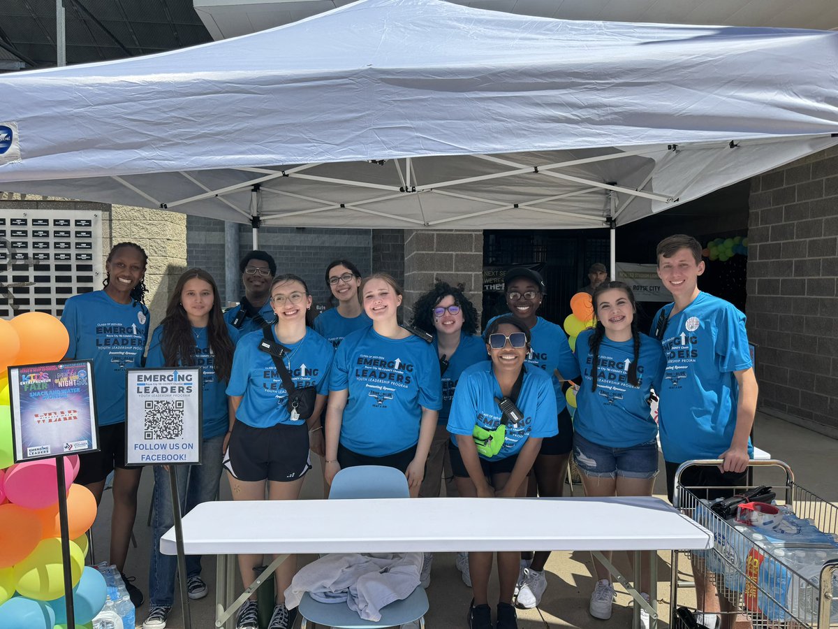 RoyseCityHS's tweet photo. Extremely proud of our @RoyseChamber Emerging Leaders who led a day full of fun for our amazing community! Shoutout to our students who supported by showcasing their business in the Kid Fair or being a part of the Glow Run! RC is special!! #oneRC https://t.co/us4LgTOQaq