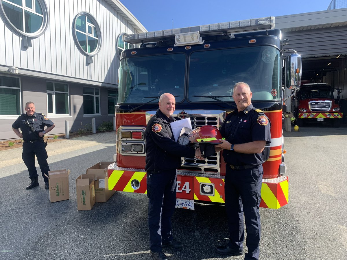 ChiefDSamson's tweet photo. Exciting to acknowledge the completion of Fire Officer training with a red helmet presentation to these @iaff4449 members from D Platoon protecting @YourMapleRidge #CGaudette #CDavis @bcpffa @BCFireChiefs https://t.co/VDNtxLE58c