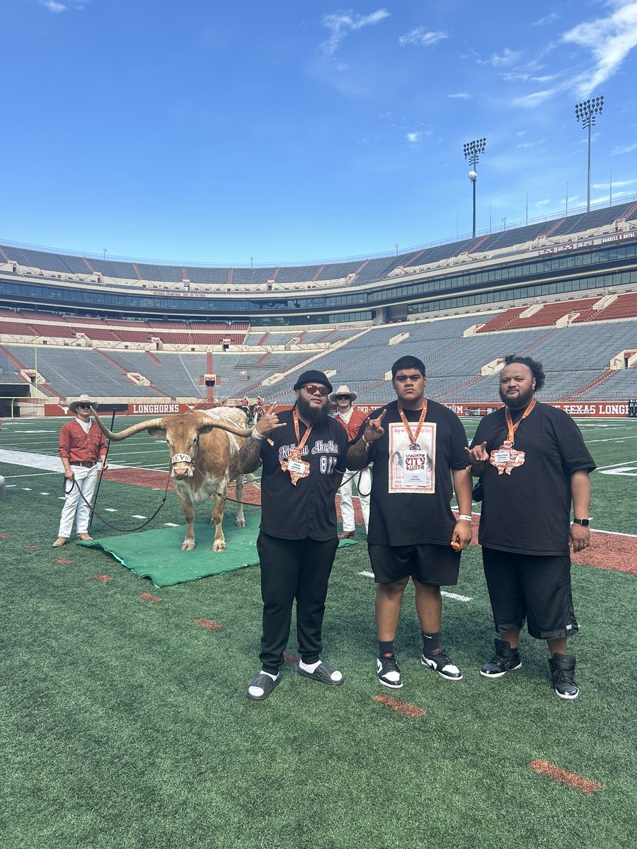 toa_katoa's tweet photo. Thank you @CoachSark, @KJJFlood, and the Longhorns staff for their hospitality. Thank you guys for having us! @RecruitTrinity @Molitoni4 @jakelangi https://t.co/BPPr6YQ9On