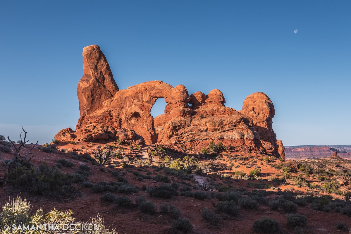 The moon over Turret Arch in @ArchesNPS samanthadeckerphoto.com/p716761427/e2f…