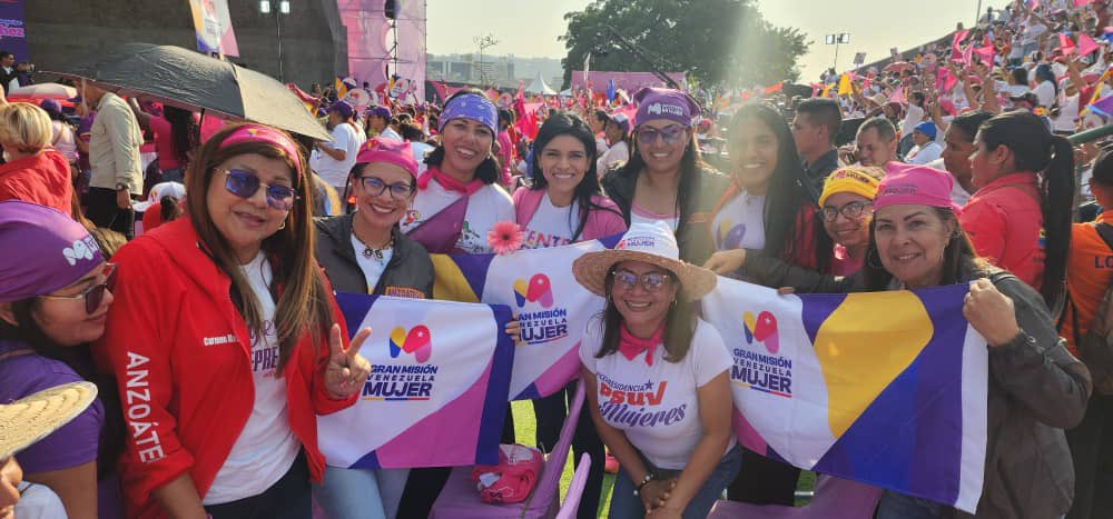 Con mis hermanas acompañando el lanzamiento del Movimiento Josefa Joaquina Sánchez promovido por @nicolasmaduro y <a href="/DhelizAlvarez/">Dheliz Álvarez</a> 💥💜💪🏻