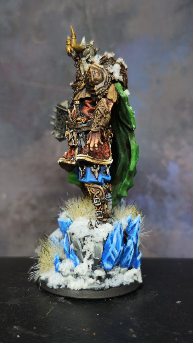 Quite the detailed 3D printed viking warrior on an icy outcropping. Really enjoyed painting the ice shards on it. Painted using all Pro Acryl paints. 
 #PaintingMiniatures #minipainting #miniatures #commissionpainting #dnd #DungeonsandDragons #pathfinderrpg