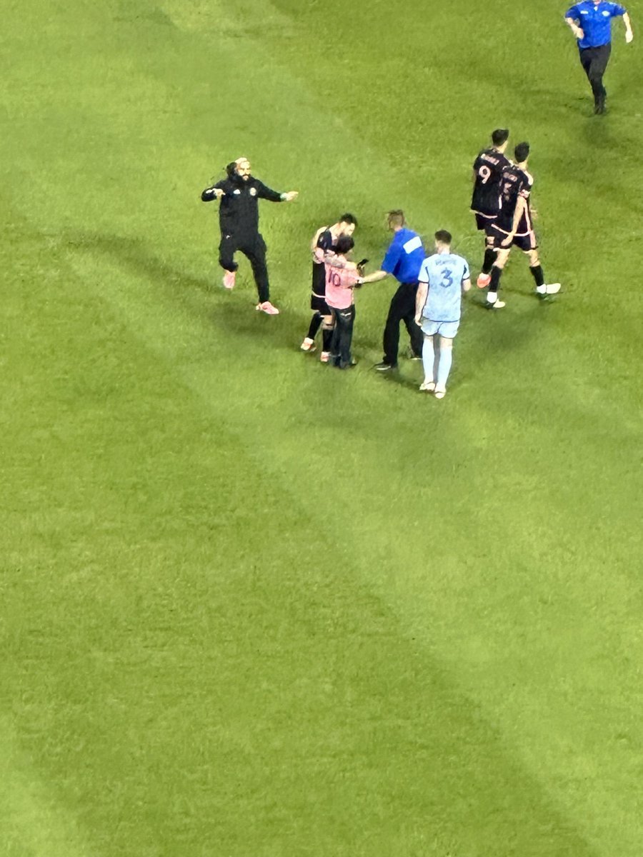 bmos's tweet photo. Well, that’s one way to meet Lionel Messi
#SportingKC #MiamiInter https://t.co/j51LTimfPu