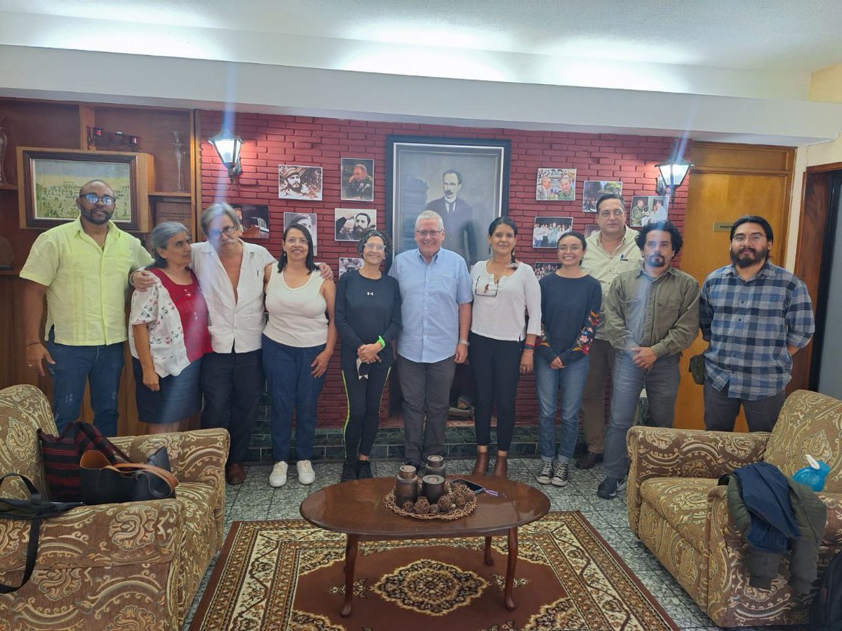 Reunión de trabajo entre integrantes de la Coordinadora de Solidaridad 🇨🇺 Cuba Guatemala 🇬🇹 y la Embajada de Cuba, presidida por el Embajador Nazario Alfredo Fernández Biosca, hoy 13 de abril