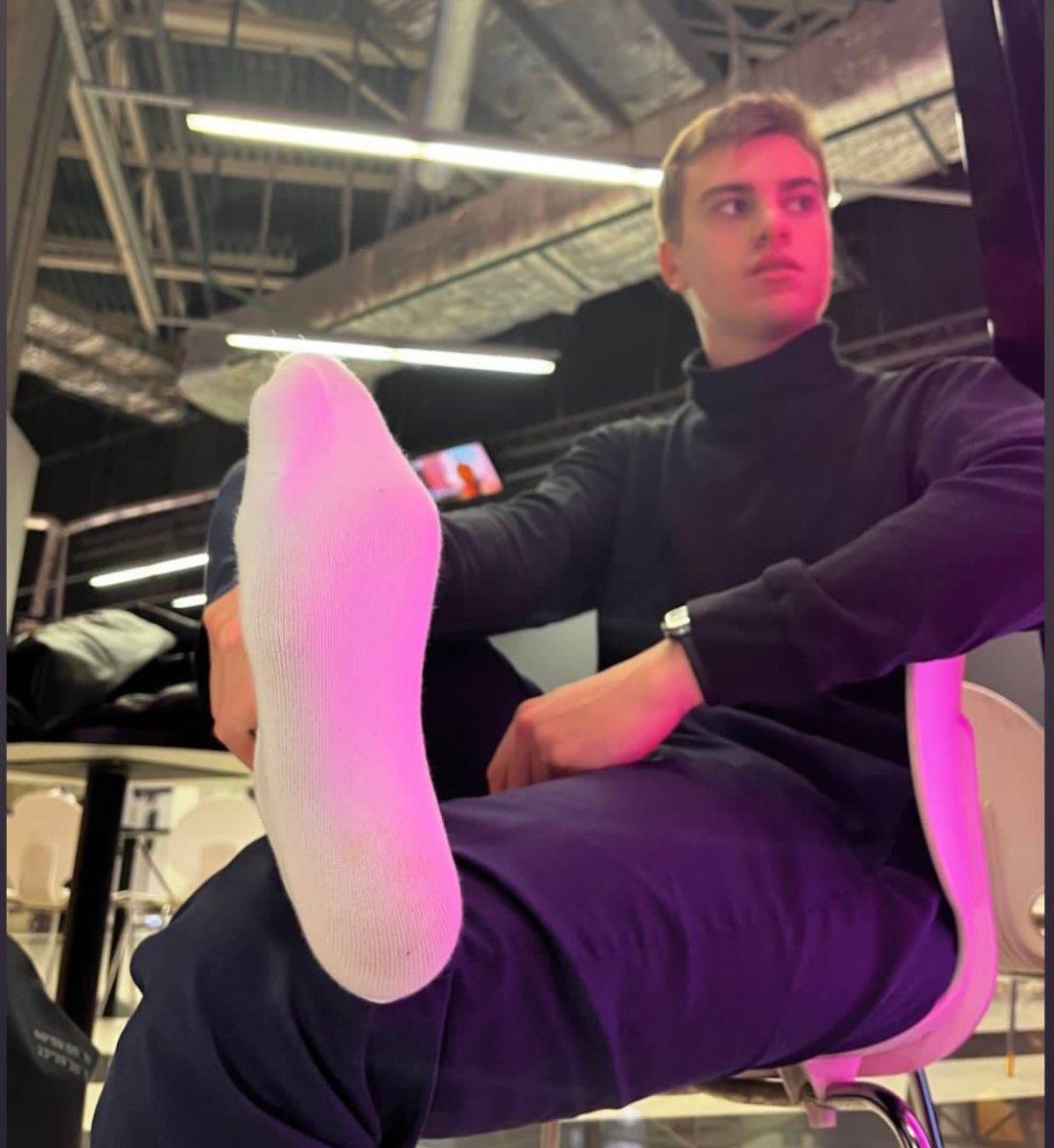 Cahsmater's tweet photo. White sock
#findom https://t.co/DzTWnuNtnX