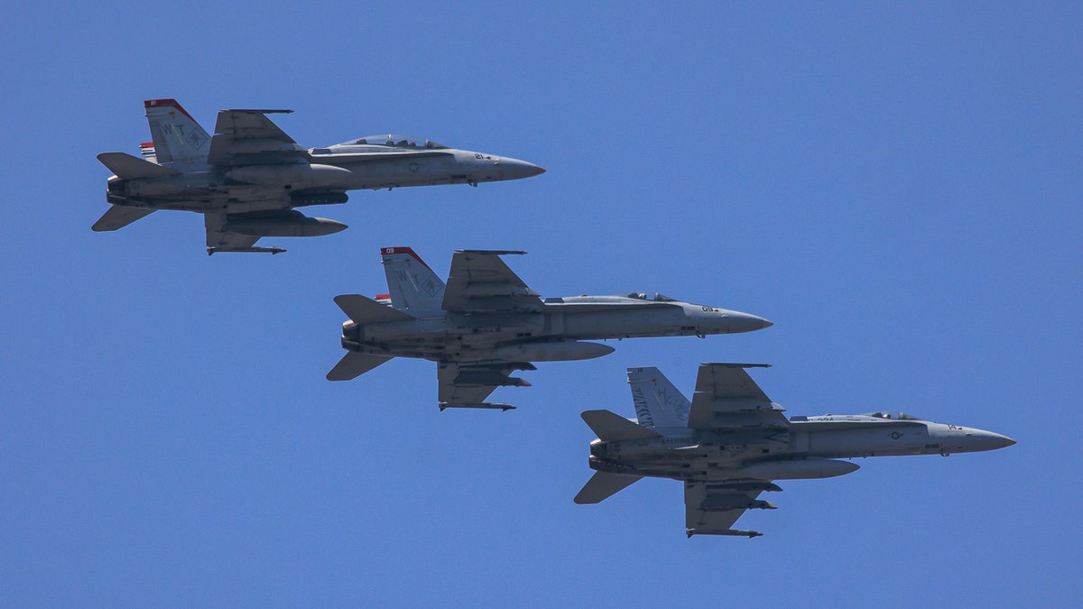 横田基地 11:10 RWY36↘︎
F/A-18CD
VMFA(AW)-224 WK14🐯
VMFA(AW)-232 WT09/21😈😈
ぴったり揃っておかえり🤩

#YokotaAB #BANGEL