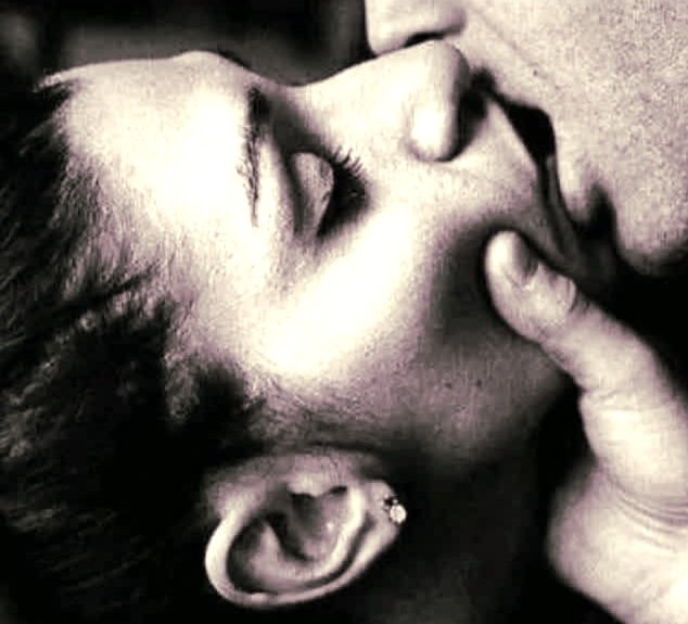 SexxxoSentido's tweet photo. No hay nada
como un beso...
En la boca
o en el cuello...
En público
o en secreto...

....sólo tú sabes
donde yo quiero uno de ésos...!! 
💋🌹

#DiaInternacionalDelBeso 

#besARTE desde aquí hasta Marte! https://t.co/RGQ1tf9roP