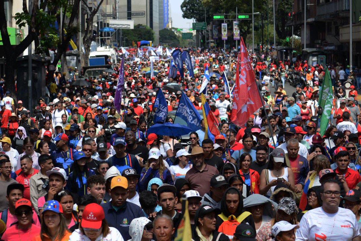 #13Abr Gobernador @AdolfoP_Oficial junto al pueblo larense, acompañaron una gran marcha en la ciudad de Caracas, para recordar el rescate de nuestro Comandante Eterno, Hugo Chávez, tras el golpe de estado fallido el 11 de abril del año 2002.
#Todo11TieneSu13