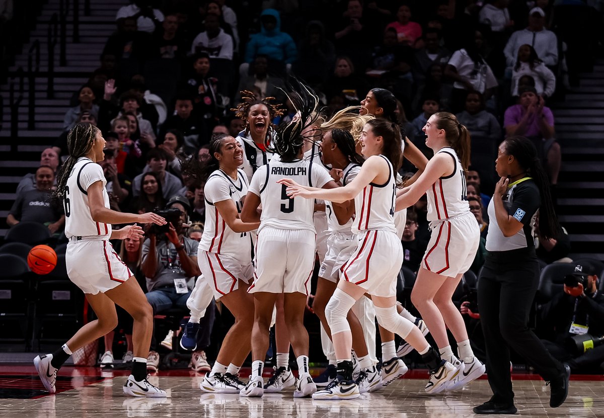 In the second-ever women's @nikehoopsummit, @usabasketball comes back from a double-digit deficit to beat the World Team 83-80! 📸: @HowLao