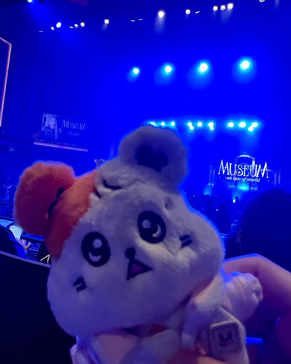 MeiShi720's tweet photo. @mo_onbyul 直接把我們寵上天😍
我們提出什麼要求 她都盡量滿足我們 
Encore一首接一首的唱 停不下來🥰
她說英文好可愛 穿军服帥爆😍
我心想第二套衣服能不能穿黑衣比較淑女 結果走出來是黑衣直接尖叫🤩
哇～ 直接幸福到爆炸🥰 
唯一就是信沒成功送出 只能留下次在送了🥹
#마마무 #문별 #moonbyul https://t.co/XssbtOPHom