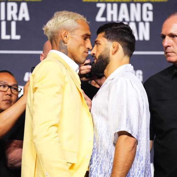 MMArena_'s tweet photo. 🚨⏰ CHARLES OLIVEIRA VS. ARMAN TSARUKYAN C'EST MAINTENANT 📍 https://t.co/Hxca0Gakco