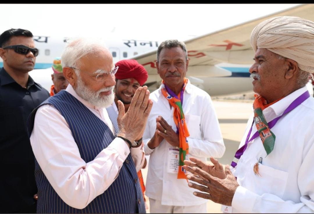 S06320847's tweet photo. भारतीय जनता पार्टी के वरिष्ठ नेता श्री कानसिंह जी राजपुरोहित बिसु प्रधानमंत्री जी के बाड़मेर पधारने पर स्वागत करते हुए।
@narendramodi @KailashBaytu @drjogendrsilore @onkarsingh32 
@apnasamajindia https://t.co/tfN1LN77YC