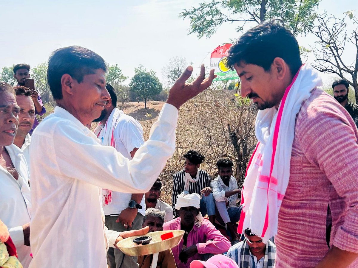 डूंगरपुर बांसवाड़ा के युवा का एक नारा.....
राजकुमारजी आप संघर्ष करो हम तुम्हारे साथ है ✊
#डूंगरपुर_बांसवाड़ा_मांगे_राजकुमार