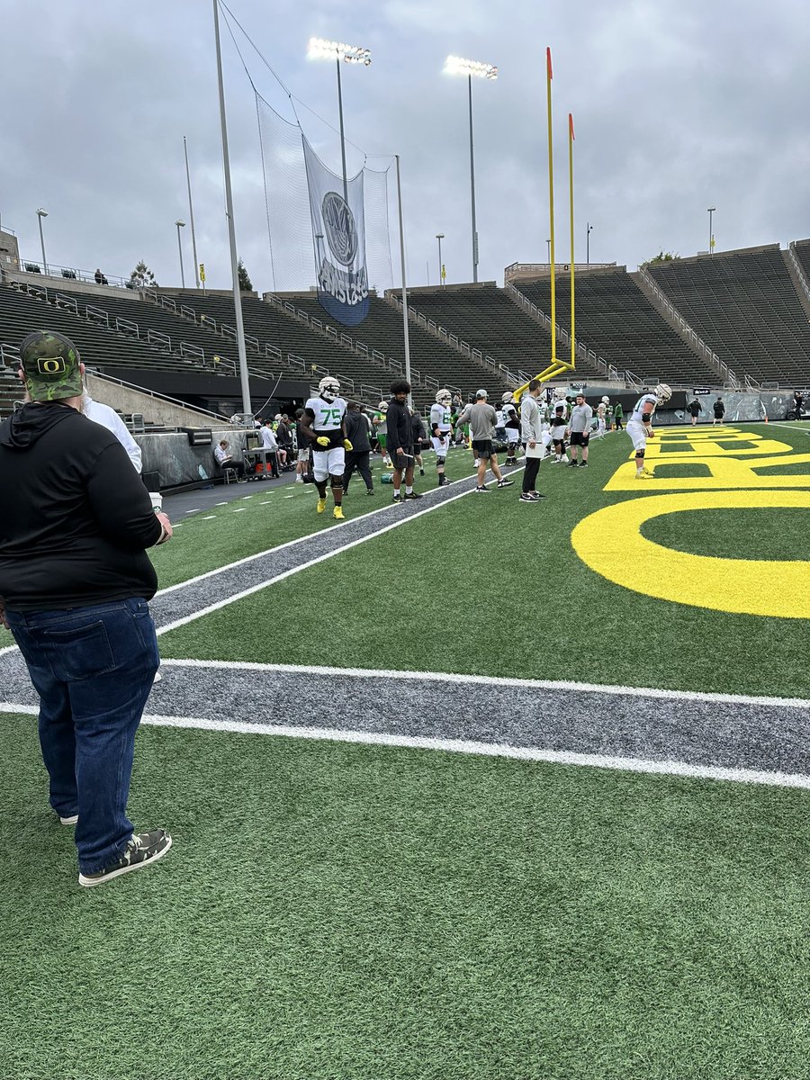 Had a great visit at @oregonfootball thank you @CoachDanLanning and @105CoachTerry for the invite @Coach_Hill2 @CoachSteamroll @dlemons59 @CoachMacsOLine @score4you @jakekaneda @ptbiondo