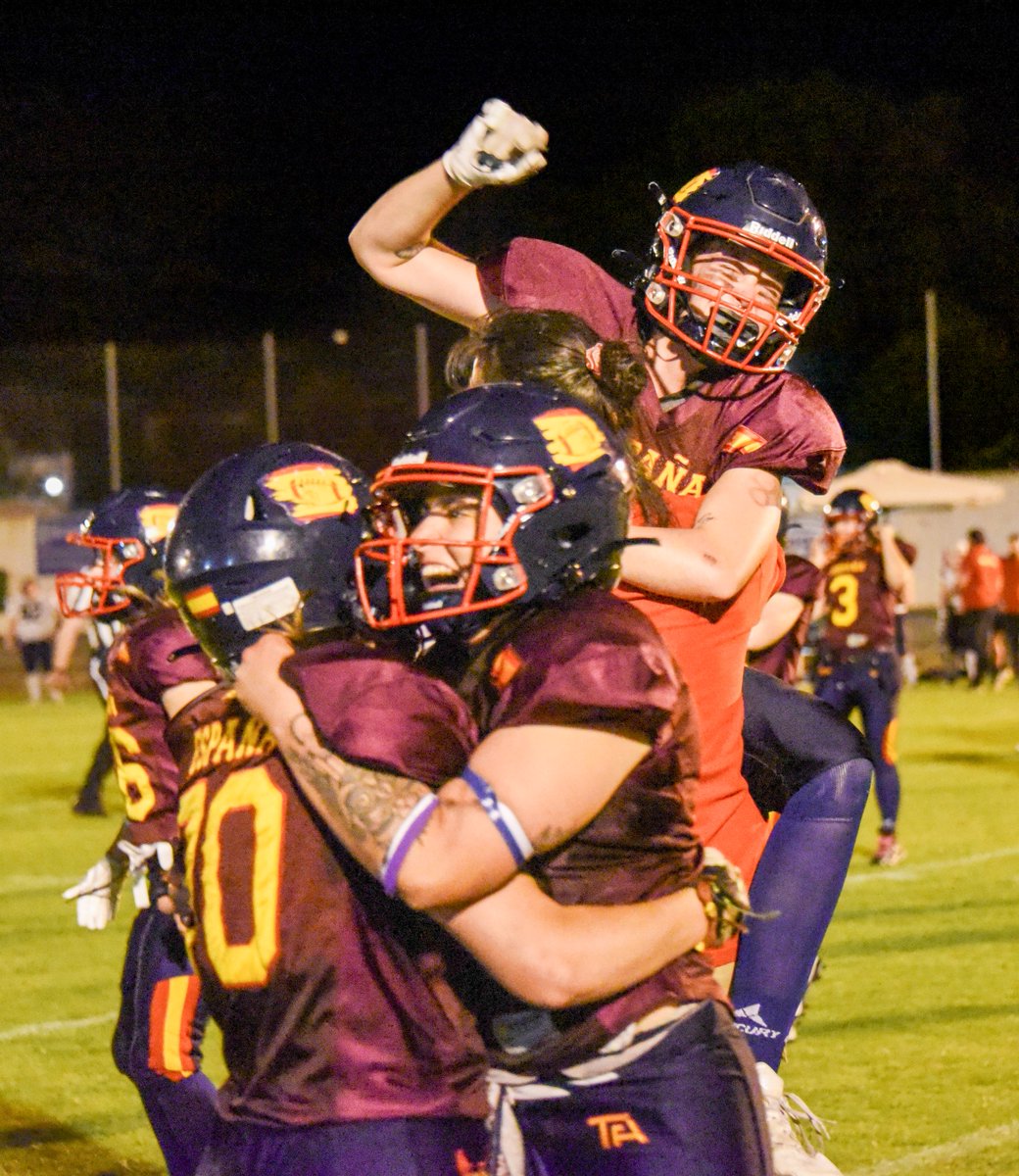 IFAFMedia's tweet photo. Played 3, won 3, and now they're IFAF Women's European champions.
Reigning champs Finland, Germany and now Great Britain, all beaten by Spain.
A fantastic 21-16 win over GB on Saturday to take the continental title.
Photos: Lola Morales. Felicidades https://t.co/Np7JsJp5KX