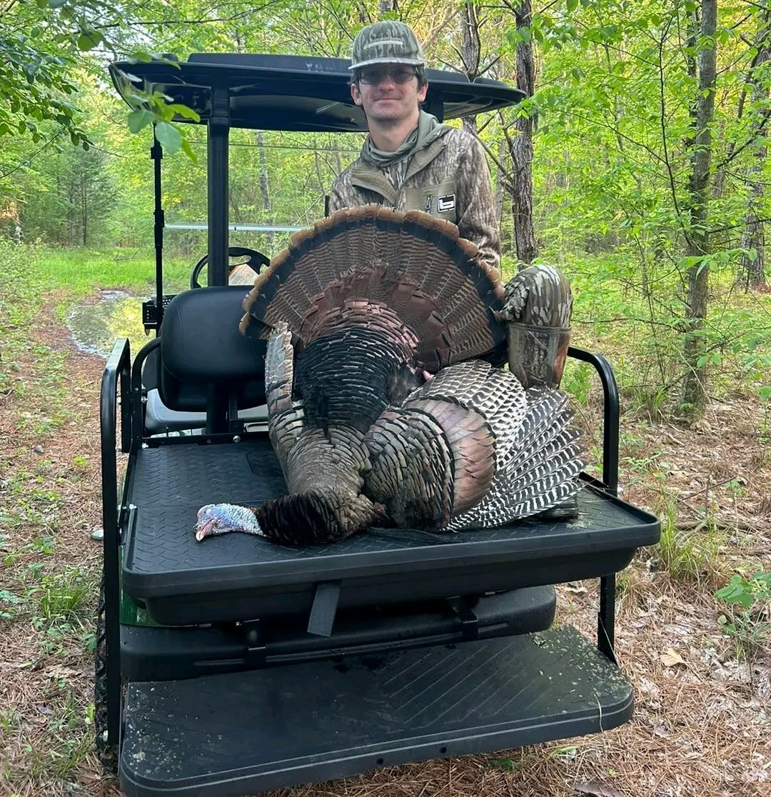 Congrats to my buddy Jeff on a fine Mississippi Tom! First one to take a ride on the golf cart.. Who’s still after them?

#RidgeRockHuntCompany #GreatExperience #LetsHunt #Hunting