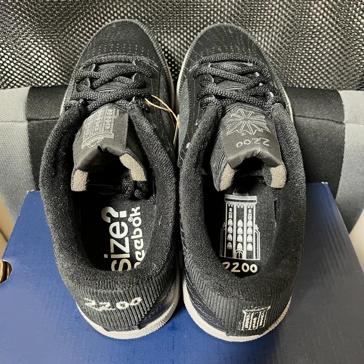 rider_mayuge's tweet photo. 今年の4足目はこちら💁‍♂️
Reebok Club C 'size?made' Copenhagen - ?exclusive👟
size?dayにて当選🎉
コーデュロイ素材が使われてたり、コペンハーゲンのラウンドタワーがデザインされてて、こだわりを感じる1足💡
ちなみに、俺のサイズではないので親父にプレゼントしました🎁
#ssizeday #reebok #clubc https://t.co/IeOzBVU9fX