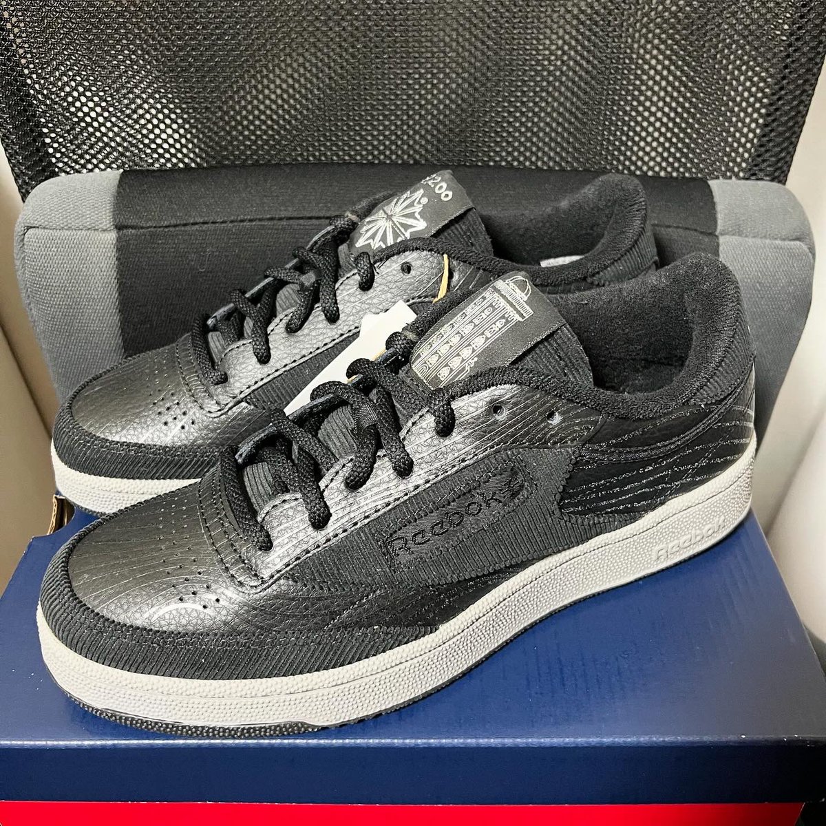rider_mayuge's tweet photo. 今年の4足目はこちら💁‍♂️
Reebok Club C 'size?made' Copenhagen - ?exclusive👟
size?dayにて当選🎉
コーデュロイ素材が使われてたり、コペンハーゲンのラウンドタワーがデザインされてて、こだわりを感じる1足💡
ちなみに、俺のサイズではないので親父にプレゼントしました🎁
#ssizeday #reebok #clubc https://t.co/IeOzBVU9fX