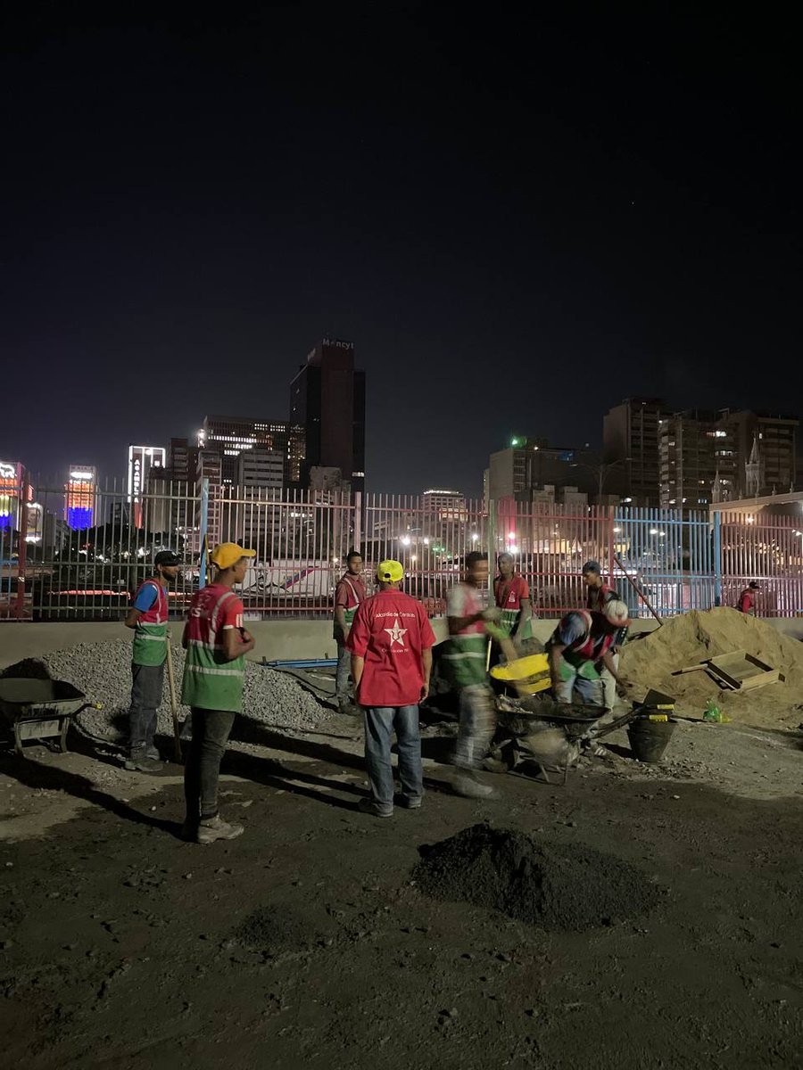 Llegamos a La Hoyada, en el Centro de Caracas, a inspeccionar el avance de los trabajos que estamos realizando en estos espacios para transformarlos en áreas organizadas, que permitirán el emprendimiento y el fortalecimiento de la economía popular.

#13Abr
#Todo11TieneSu13