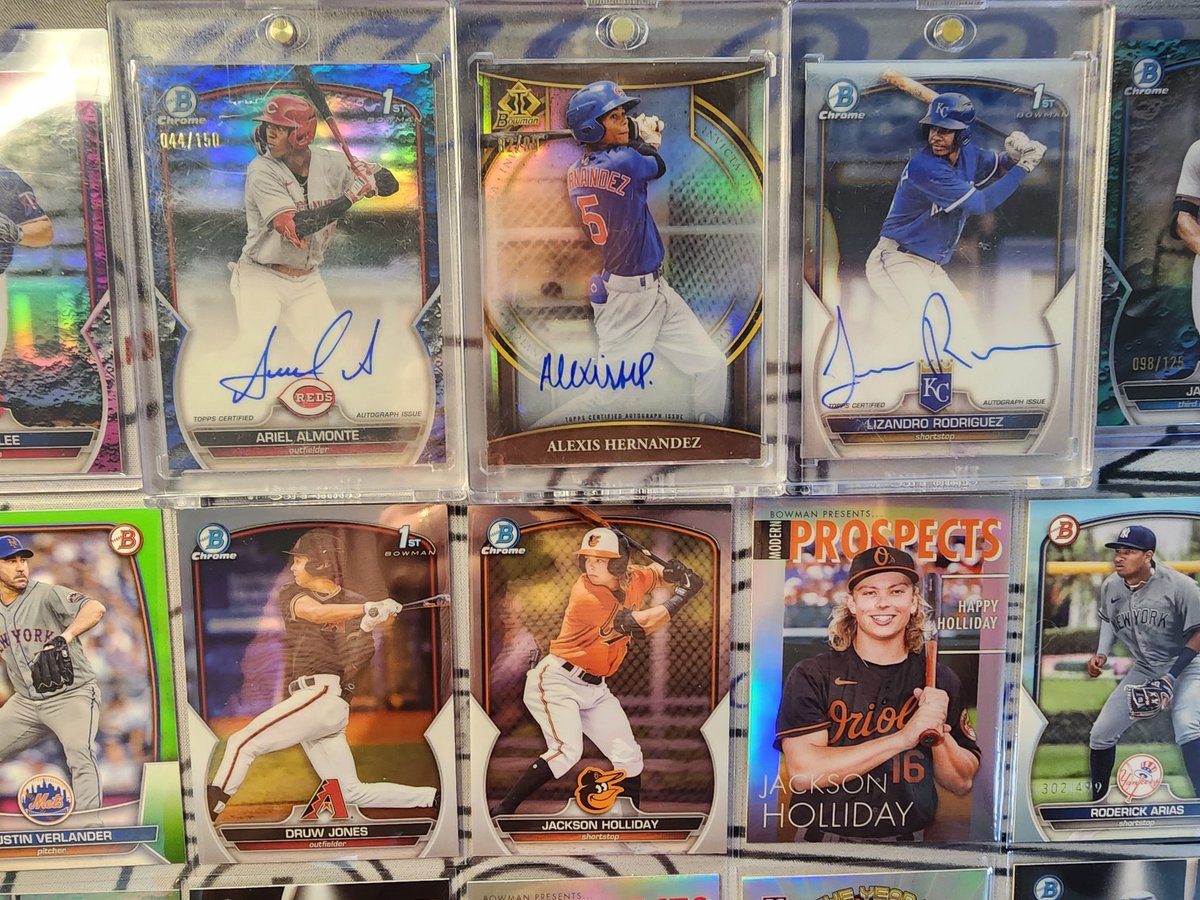 Fantastic Jumbo Bowman Box for our Champion of the NCAA 🏀 Tourney, @zac_chisholm ! Congrats Zac on taking home the crown this year brother! 👑 An awesome Box of Bowman! Hernandez ink /99! + Almonte /150! Lots of color & the big names! 👊🍻 @CrattyPatty25 @JayrCards @17langeb