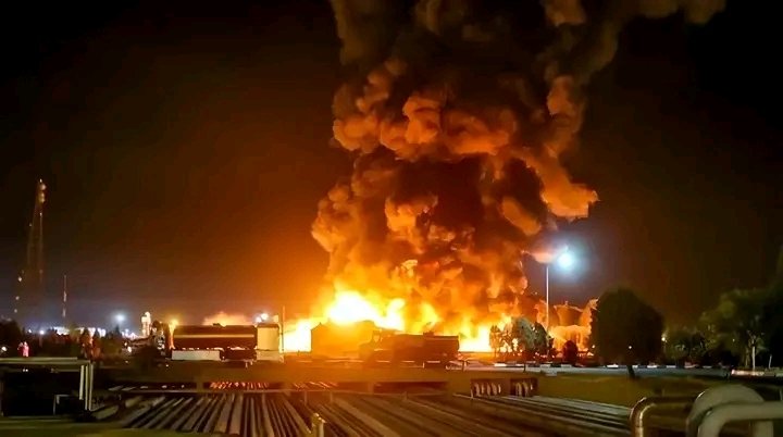 CubaSamurai's tweet photo. ‼️#TERCERAGUERRAMUNDIAL
Misiles de #Irán 🇮🇷 alcanzan la base desde donde #Israel atacó el consulado iraní en #Siria, ocasionando una centena de fallecidos.

🎯 Objetivos militares: 👇 https://t.co/v7bya1o1ip
