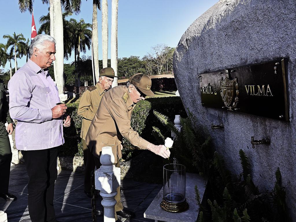 El General de Ejército Raúl Castro y el Presidente de la República @DiazCanelB, encabezan la ceremonia de inhumación de los restos de 40 combatientes que regresaron hoy al mausoleo del Segundo Frente junto a sus compañeros caídos. #CubaViveEnSuHistoria #AnapCuba