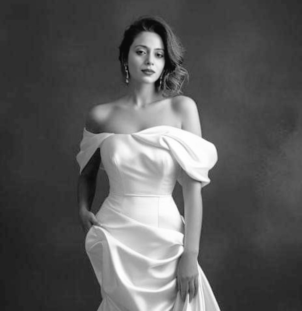 she 
was like a white rose
wrapped 
in 
vigour and sensuality

#whitedress #ModelOfTheMonth #modeling #MODEL #indianmodels #blackandwhitephoto #vigour #strength #poetryislife #poetrytwitter #poetrylovers