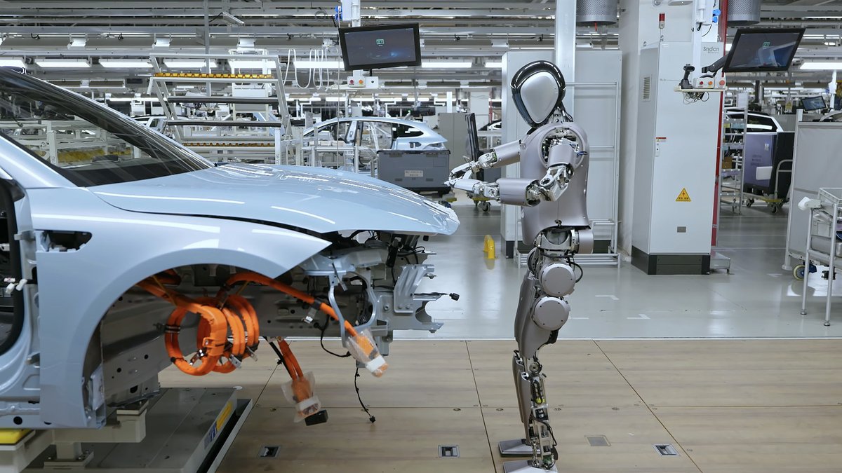 世界中でヒト型ロボットの開発が加速している。
中国のロボット企業UBTECHは工業分野向けの「Walker S」を開発し、自動車製造分野に進出。
カナダのSanctuary AIが開発する「Phoenix」も自動車製造会社のマグナに供給される。
中国の新興企業Agibotは初の量産工場を上海に建設する方針。