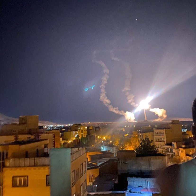 idextratime's tweet photo. 🎙️ Pernyataan resmi Iran pasca serangannya tadi malam :

"(Serangan tersebut) dilakukan berdasarkan Pasal 51 Piagam PBB mengenai pertahanan yang sah, tindakan militer Iran merupakan respons terhadap agresi rezim Zionis terhadap lokasi diplomatik kami di Damaskus.

MASALAH INI DAPAT DIANGGAP (SUDAH) SELESAI.

Namun, jika rezim Israel melakukan kesalahan lagi, reaksi Iran akan jauh lebih parah. Ini adalah konflik antara Iran dan 'rezim Israel yang jahat' dan AS HARUS MENJAUHINYA (Jangan ikut campur)."