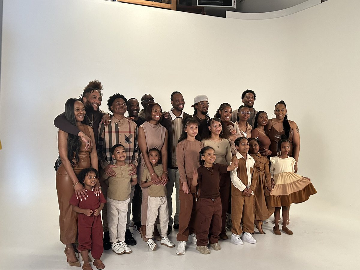 WNixonn's tweet photo. 2 much black and 2 much love equals FOREVER…#FoEMOB #ITZDAFAM https://t.co/Cnw1r7JEXp