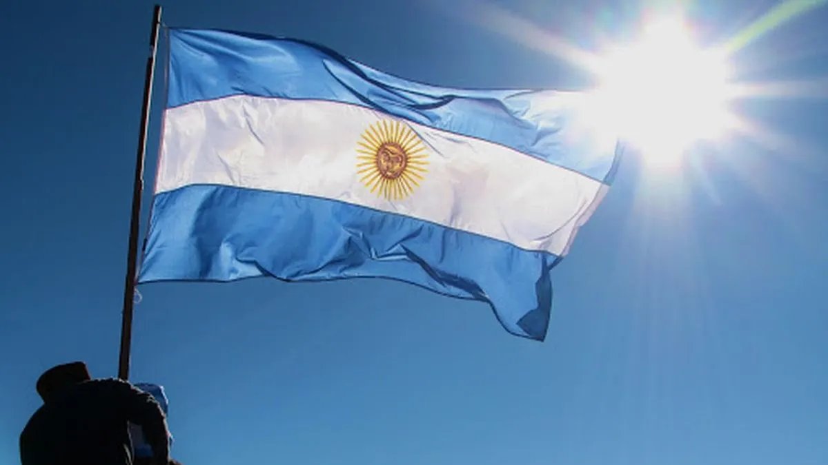 PERIODlSTAPERON's tweet photo. Esta es la única bandera que debemos defender los argentinos. Fin. https://t.co/VlOlPeJYkk