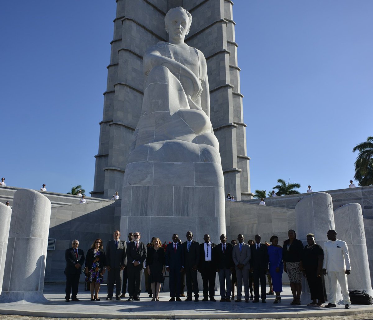 🇨🇺🤝🇬🇩 | Prime Minister of #Grenada, Dickon Mitchell participates in a ceremony to lay a Floral Offering at the Monument of the Apostle 'José Martí,' in Revolution Square. Endearing bonds of brotherhood, solidarity, and cooperation unite #Cuba and this sister nation.