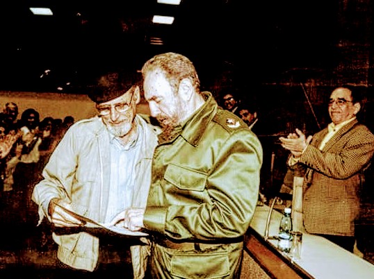 #MemoriasUneac| Durante el V Congreso de la #UNEAC en 1993 Fidel procalamó: 'La cultura es lo primero que hay que salvar'. Con su acostumbrada agudeza la vio como energía transformadora, asociada a los valores, la conducta, la ética y a la calidad de vida.
#LaCulturaEsLaPatria