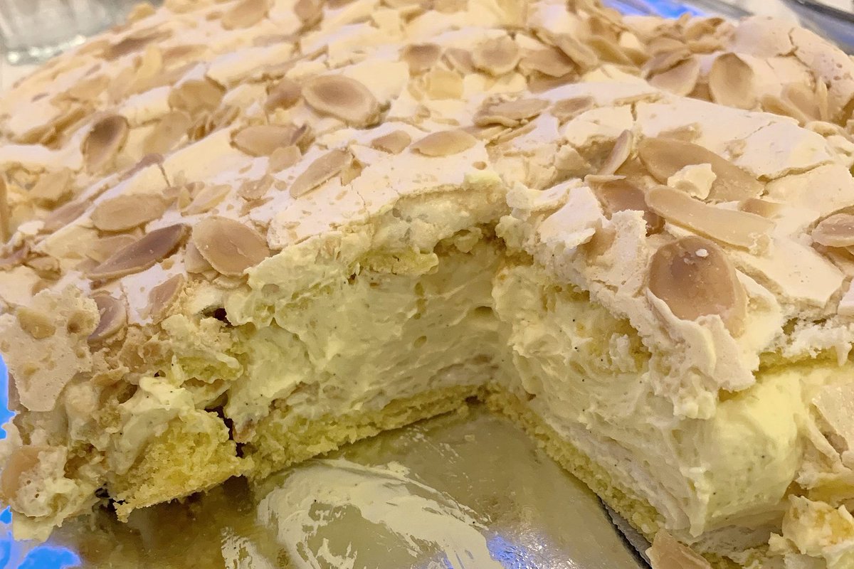 Kvæfjordkake, also known as Verdens beste ('the world's best'), was voted as Norway's 🇳🇴 national cake in 2002. It's made up of a cake sponge baked with meringue and almonds on top, and then layered with custard and whipped cream. Does it sound good to you?