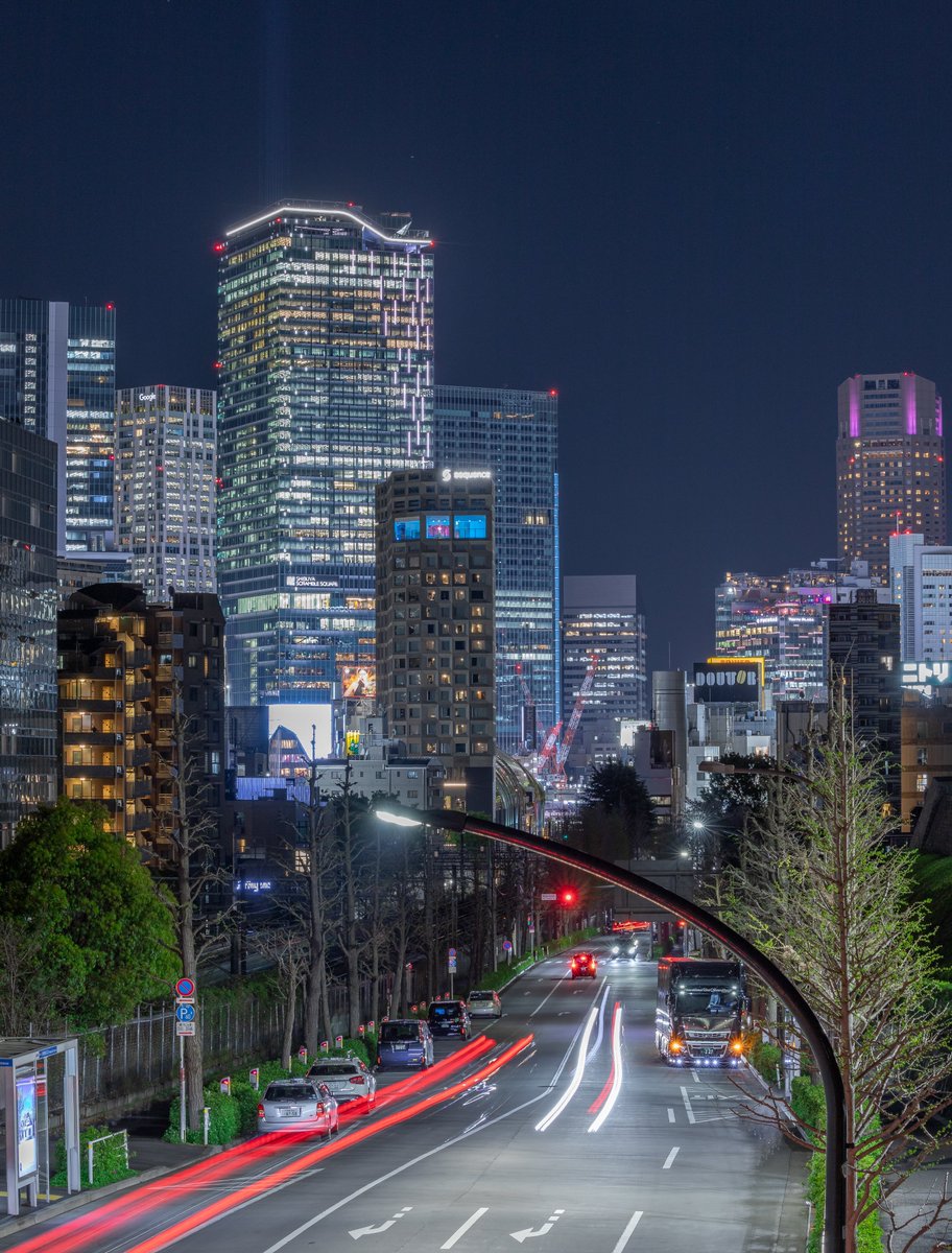 近未来的な渋谷の夜景がかっこいい