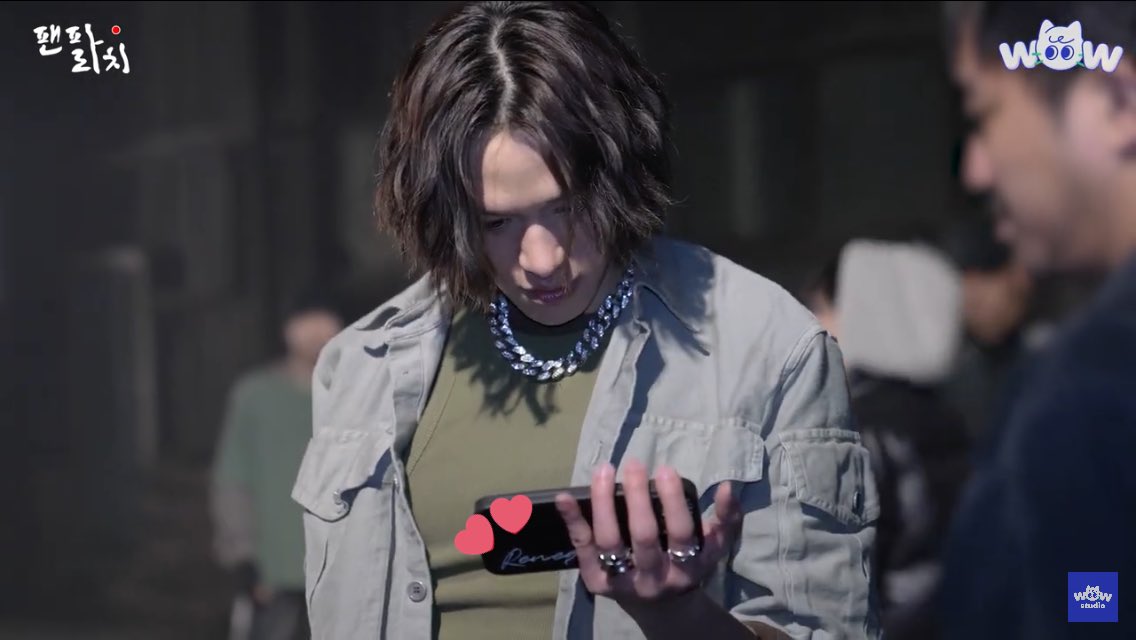 the staff have renegade stickers on their phones and renegade phone cases no one touch me🥹😭 #LUCAS #루카스 #LUCAS_Renegade